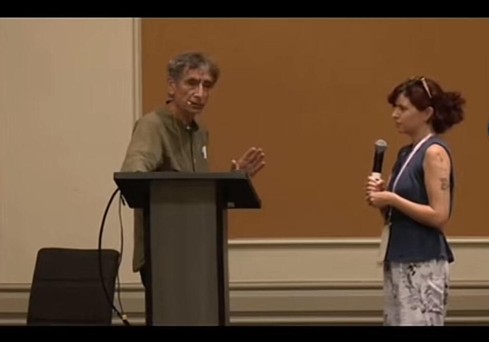 Trong các buổi đối thoại trực tiếp, Maté thường hỏi những câu ngắn nhưng chạm vào gốc rễ, khiến người tham dự bật khóc hoặc bộc lộ những điều họ chưa từng dám nói.